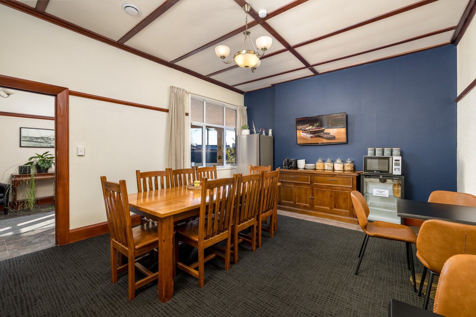 Guest dining room amenities