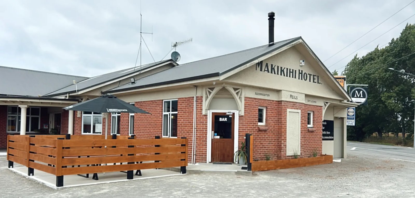 Makikihi Country Hotel exterior building view